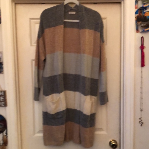 Pretty feminine long coverup sweater - Picture 2 of 5